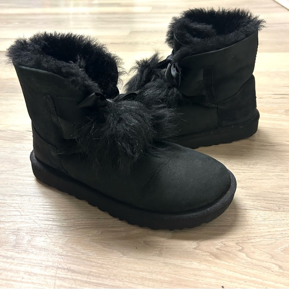 UGG Boots Gita Black Suede Pom Pom Bow Women Sz 7 Sheepskin Comfort Cozy Ankle - Picture 9 of 13